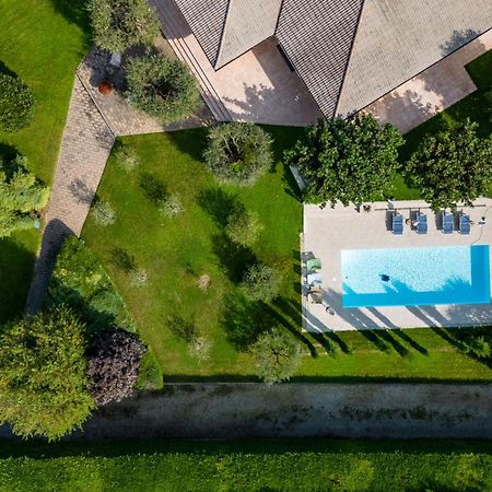 Villa Carini With 3000 Mq Garden & Heated Pool Кастельнуово-дель-Гарда Екстер'єр фото