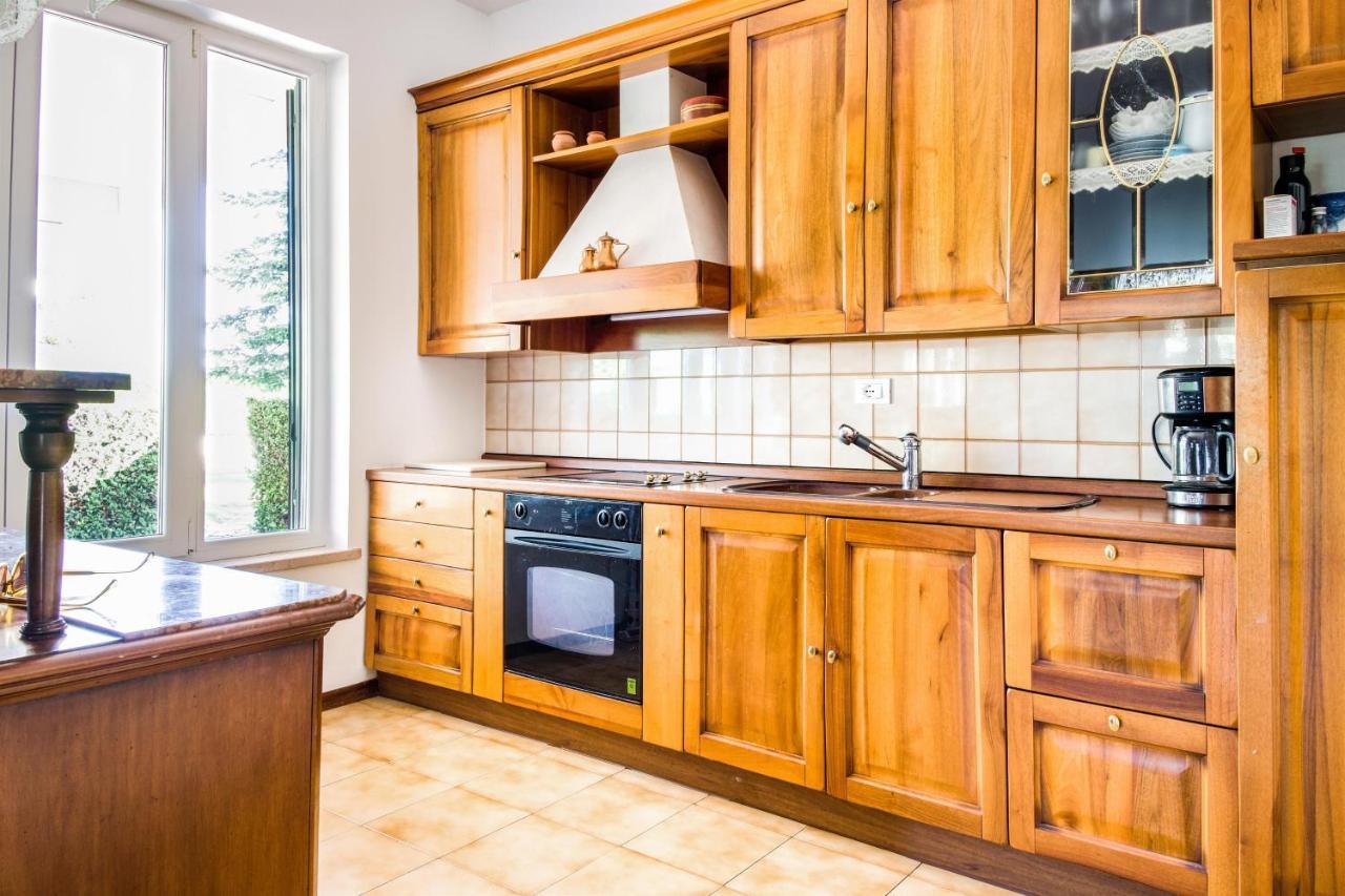 Villa Carini With 3000 Mq Garden & Heated Pool Кастельнуово-дель-Гарда Екстер'єр фото
