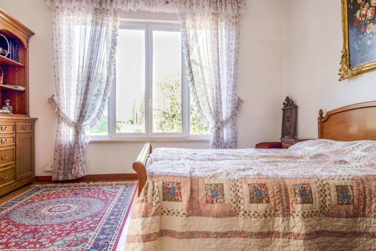 Villa Carini With 3000 Mq Garden & Heated Pool Кастельнуово-дель-Гарда Екстер'єр фото