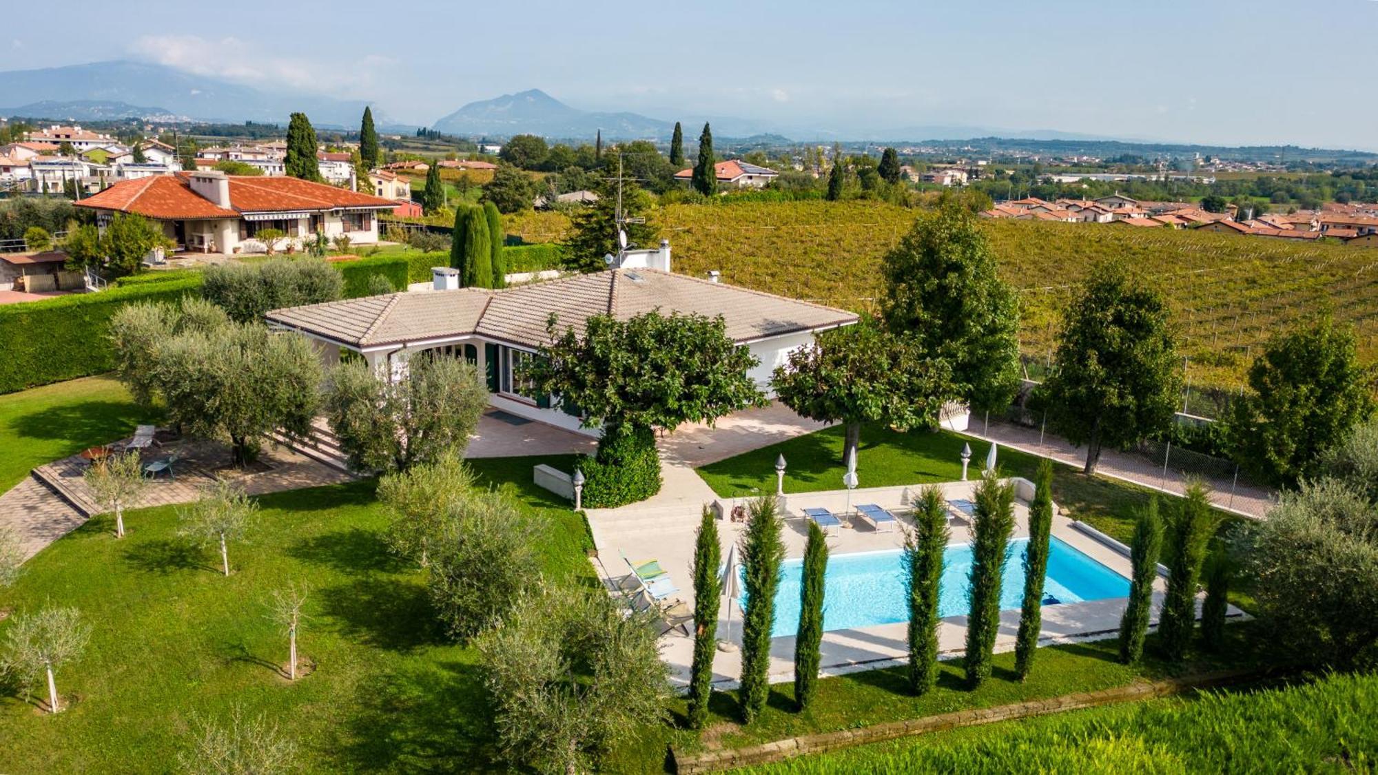Villa Carini With 3000 Mq Garden & Heated Pool Кастельнуово-дель-Гарда Екстер'єр фото