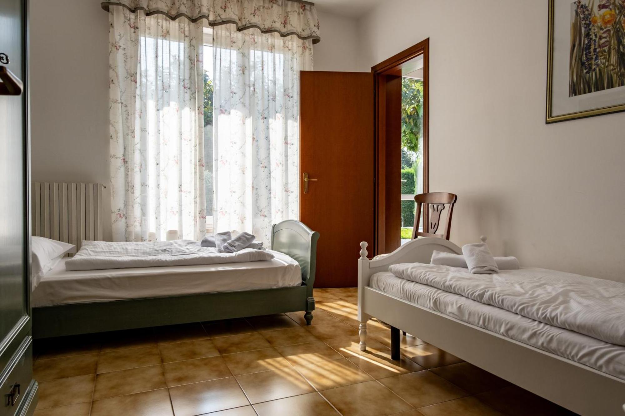 Villa Carini With 3000 Mq Garden & Heated Pool Кастельнуово-дель-Гарда Екстер'єр фото