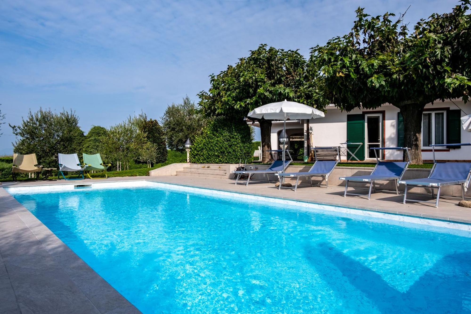 Villa Carini With 3000 Mq Garden & Heated Pool Кастельнуово-дель-Гарда Екстер'єр фото