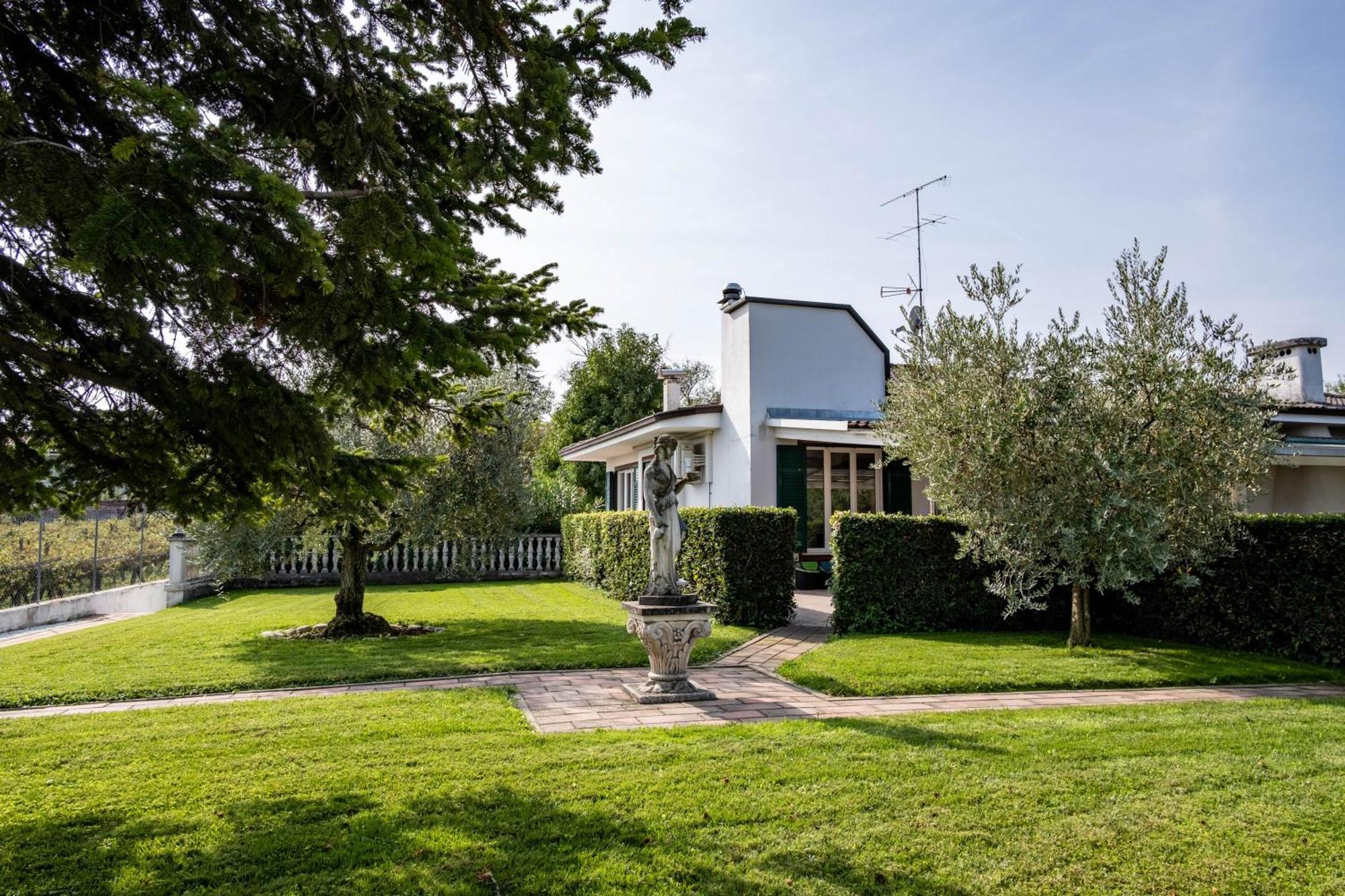 Villa Carini With 3000 Mq Garden & Heated Pool Кастельнуово-дель-Гарда Екстер'єр фото