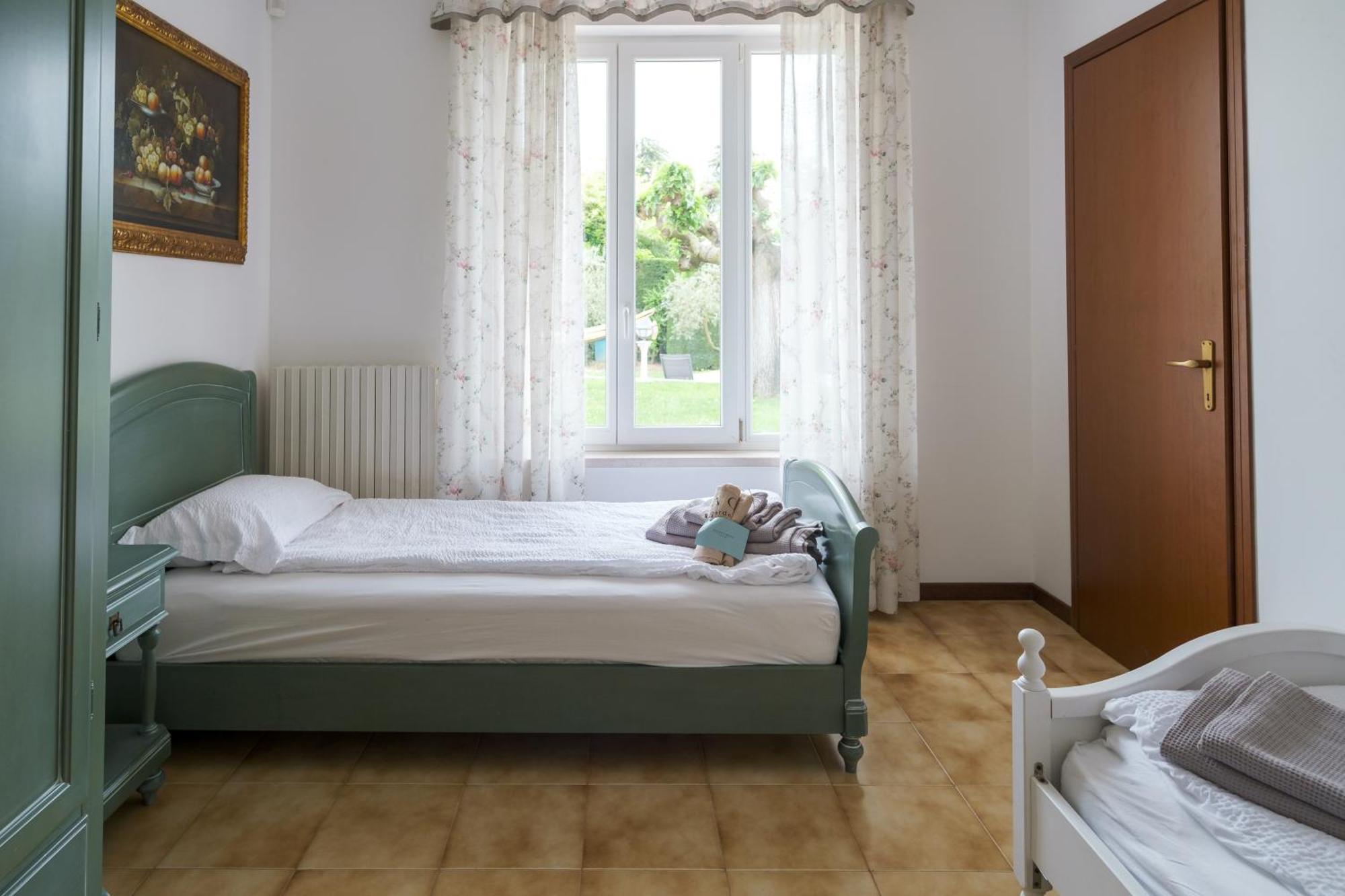 Villa Carini With 3000 Mq Garden & Heated Pool Кастельнуово-дель-Гарда Екстер'єр фото