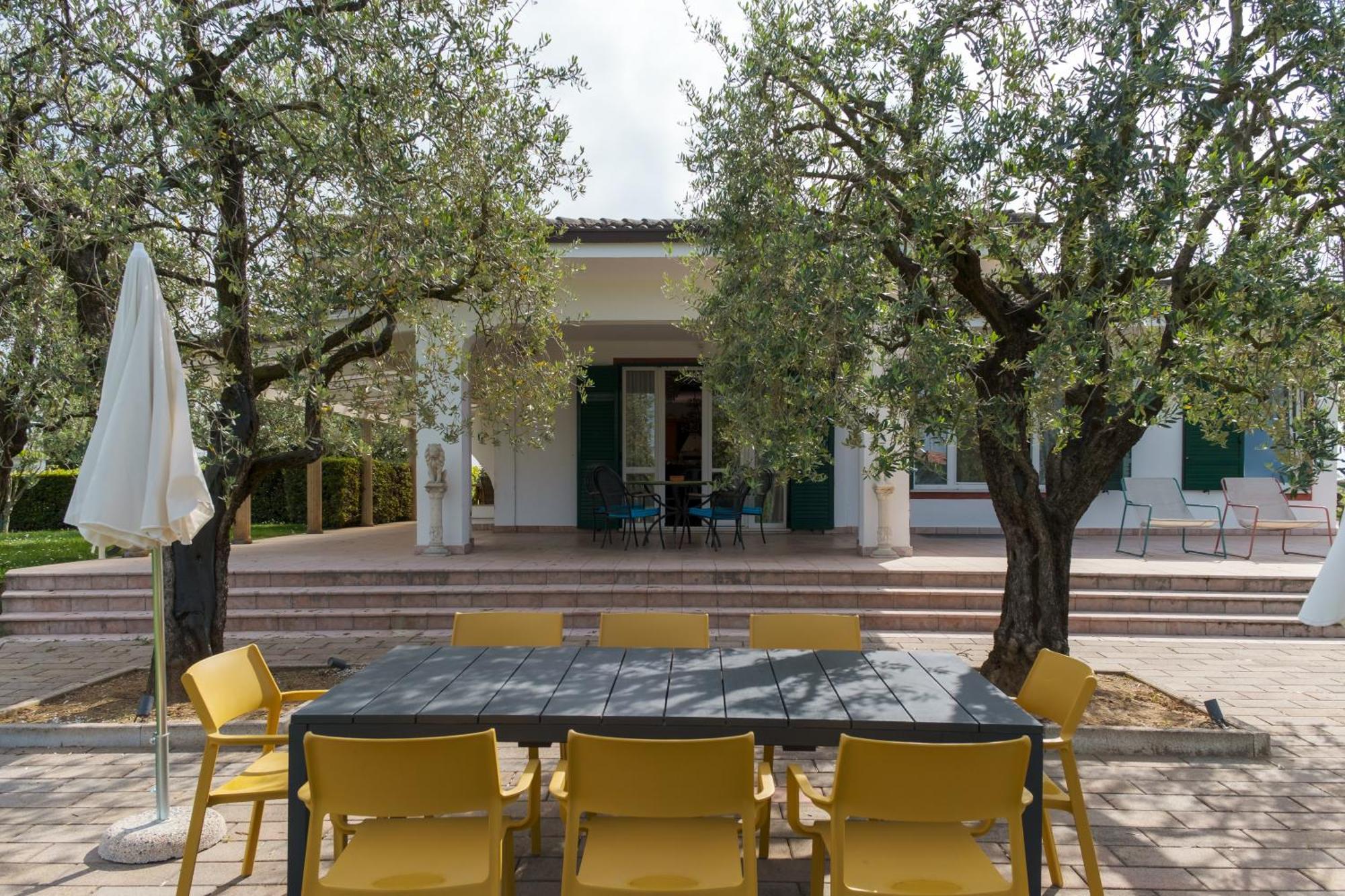 Villa Carini With 3000 Mq Garden & Heated Pool Кастельнуово-дель-Гарда Екстер'єр фото